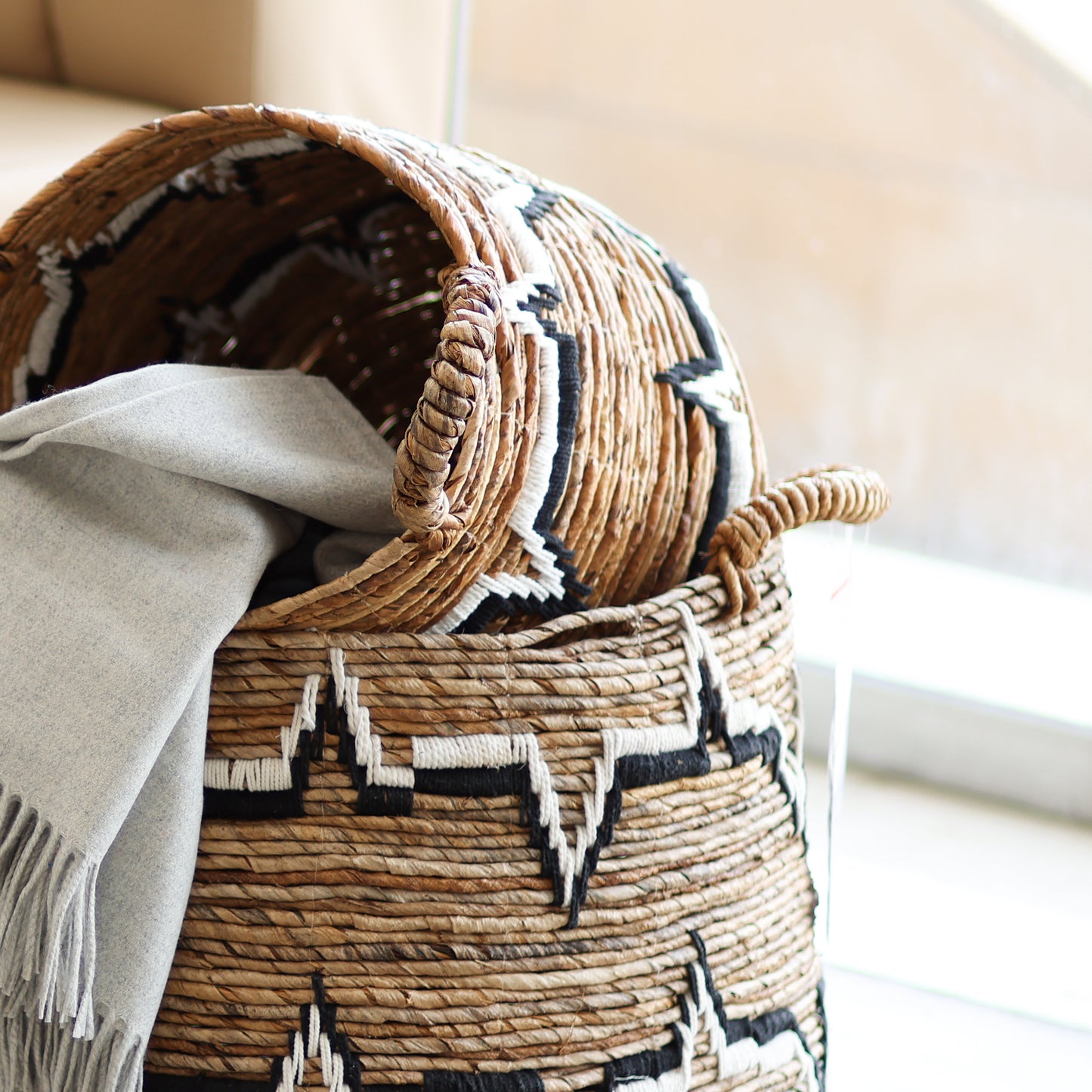 Set of 2 Woven rope baskets with handl