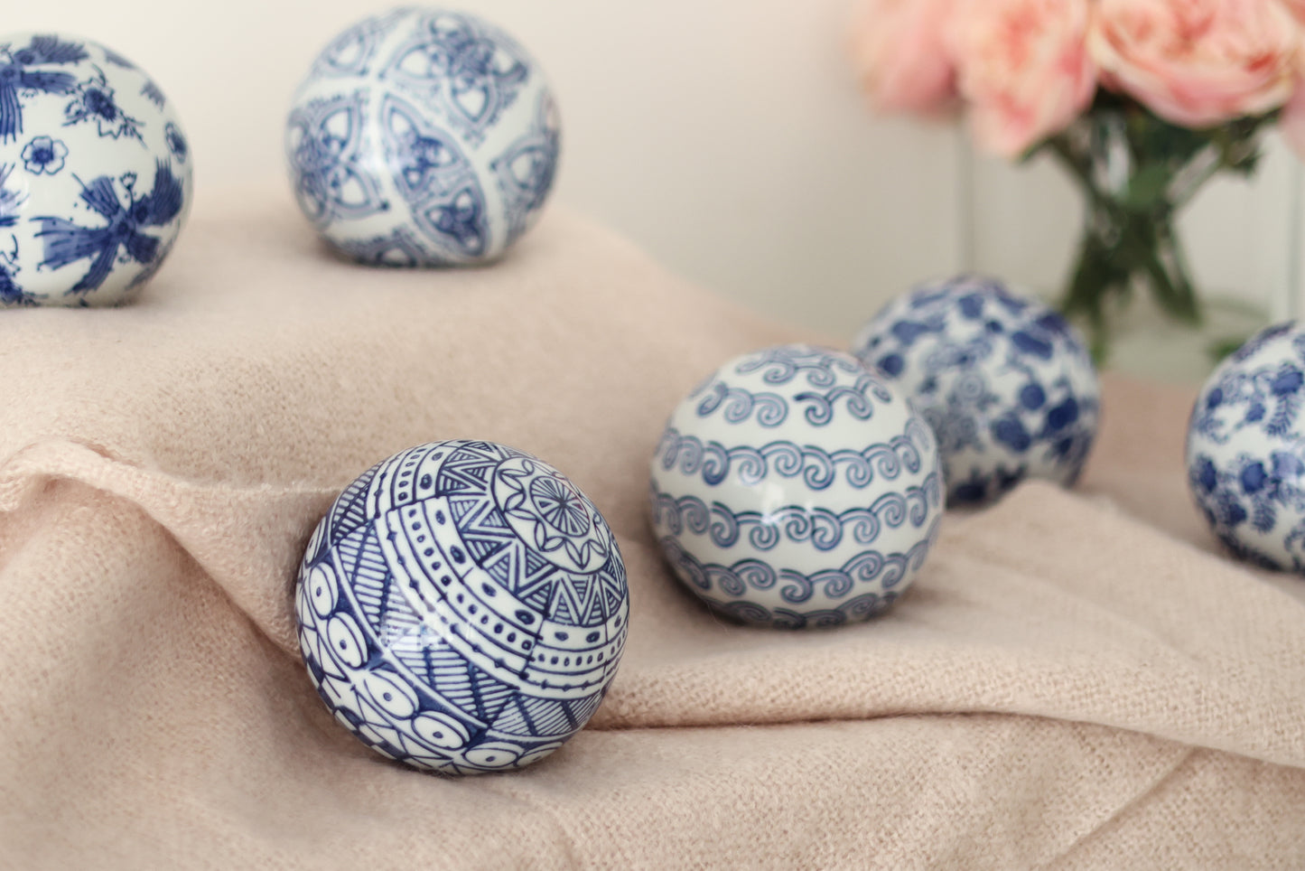 S/6 Blue &white balls