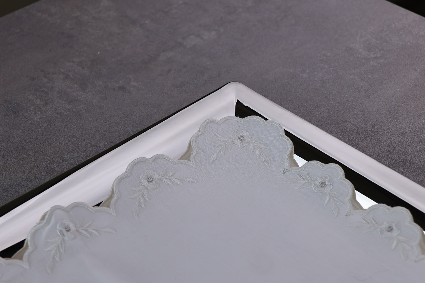 Tray mat embroidered with flowers