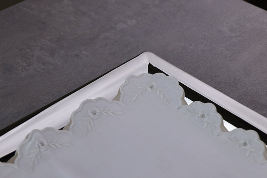 Tray mat embroidered with flowers