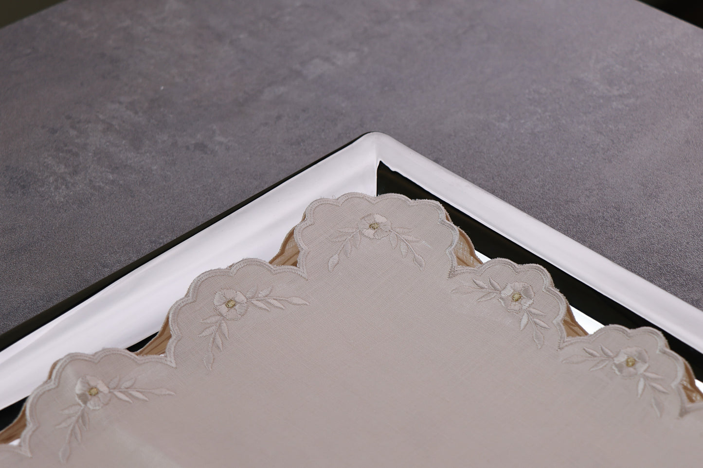 Tray mat embroidered with flowers