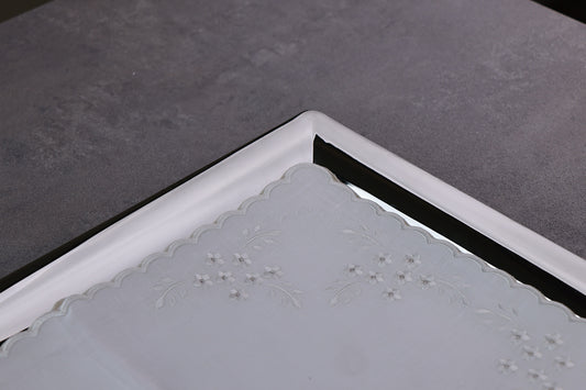 Tray mat embroidered with flowers