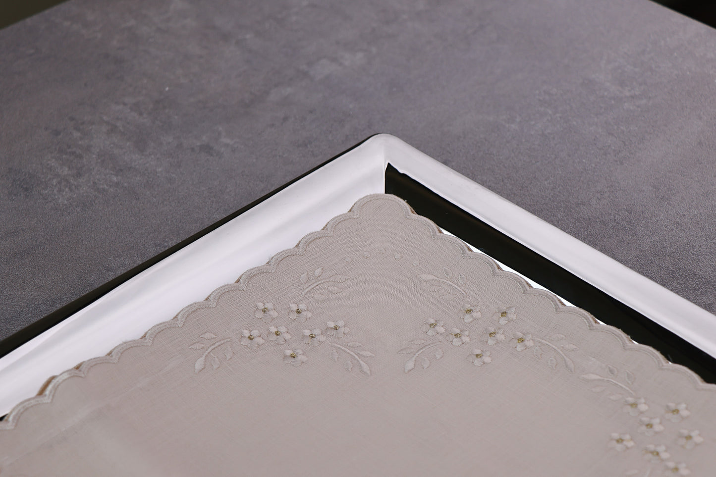 Tray mat embroidered with flowers
