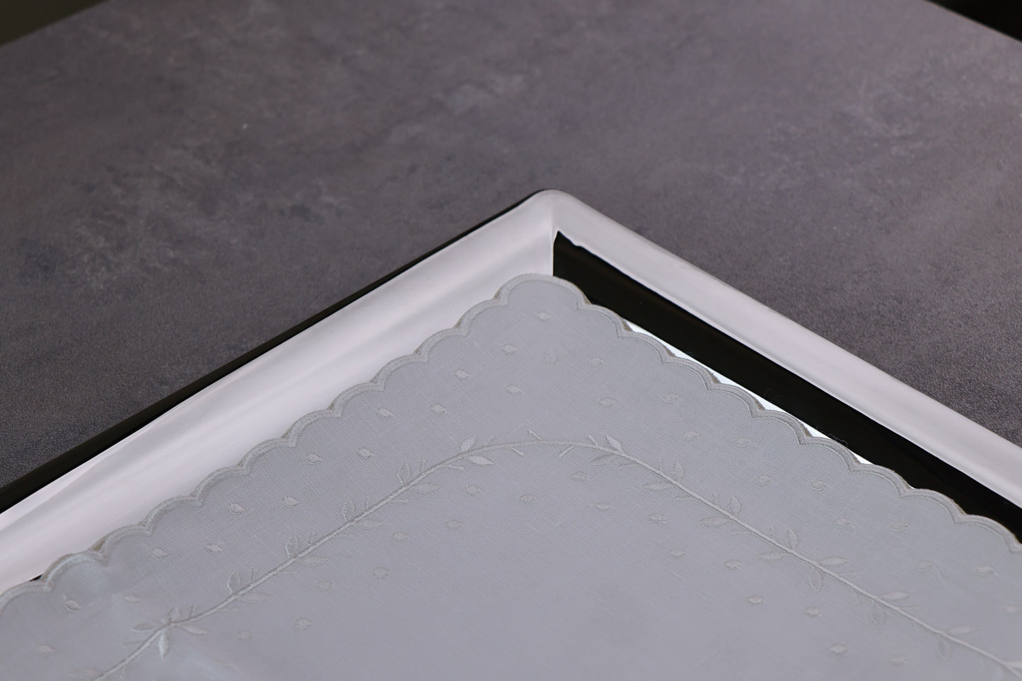 Tray mat embroidered