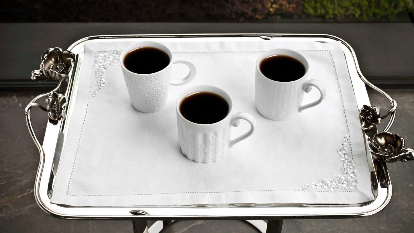 Tray mat embroidered with flowers
