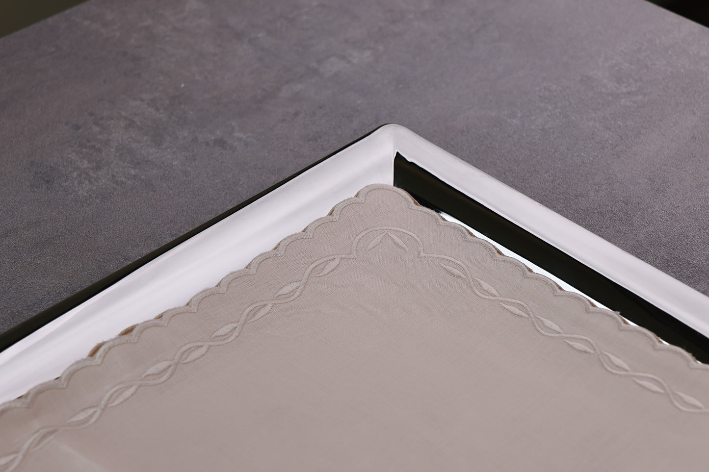 Tray mat Linen embroidered on the edges