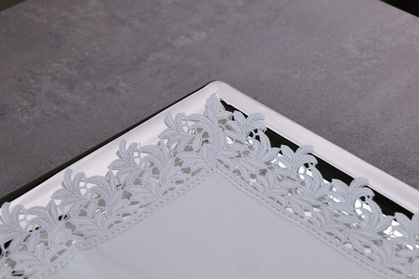 Tray mat Linen embroidered with lace on the edges